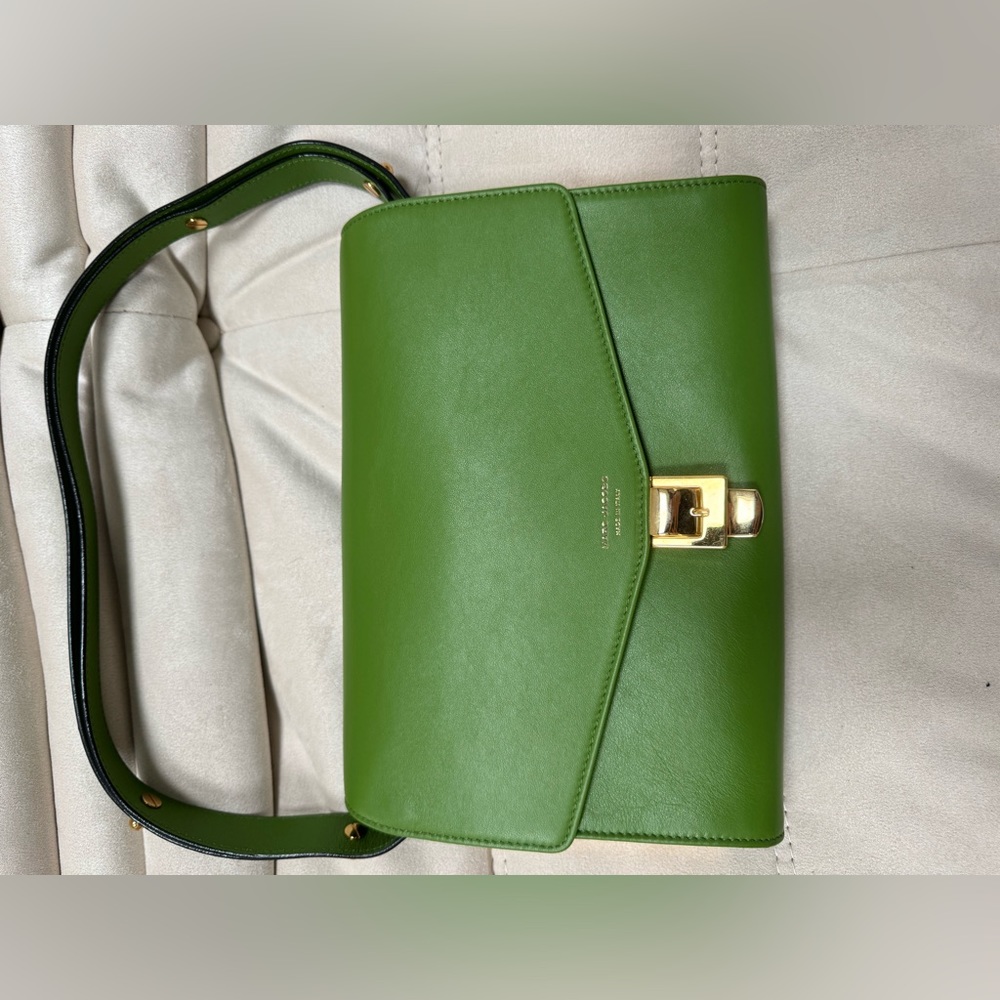 Marc Jacobs Runway shoulder bag with adjustable strap to make it crossbody.